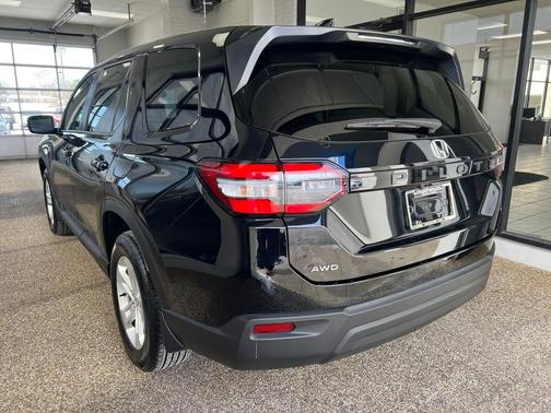 2023 Honda Pilot AWD LX