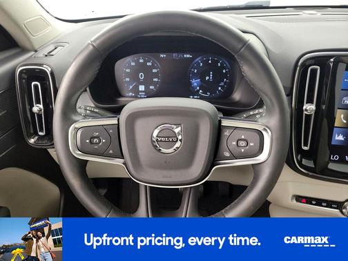 2022 Volvo XC40 T5 Momentum