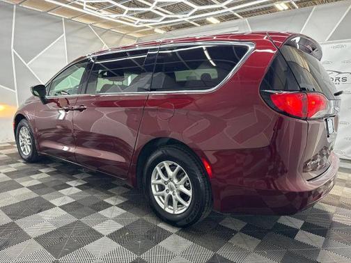 2022 Chrysler Voyager LX