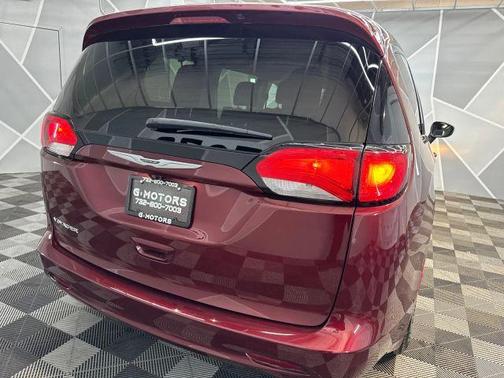 2022 Chrysler Voyager LX