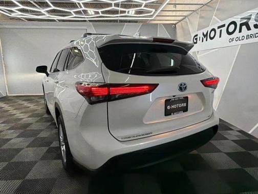White 2020 Toyota Highlander Hybrid LE