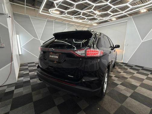 Black 2018 Ford Edge SE