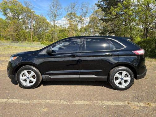 Black 2018 Ford Edge SE