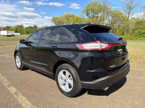 Black 2018 Ford Edge SE