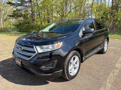 Black 2018 Ford Edge SE