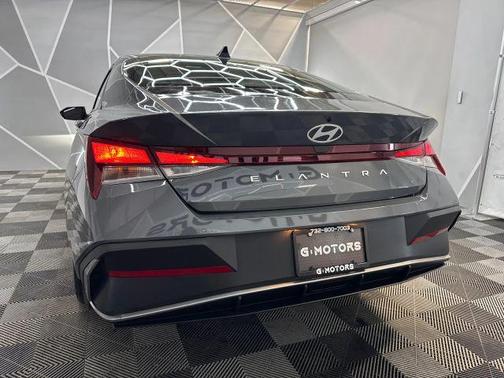 2025 Hyundai ELANTRA SE