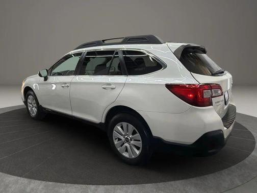 Crystal White Pearl 2019 Subaru Outback 2.5i Premium