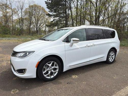 White 2019 Chrysler Pacifica Limited