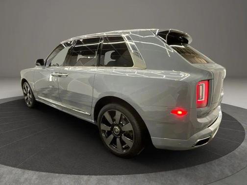 Gray 2022 Rolls-Royce Cullinan