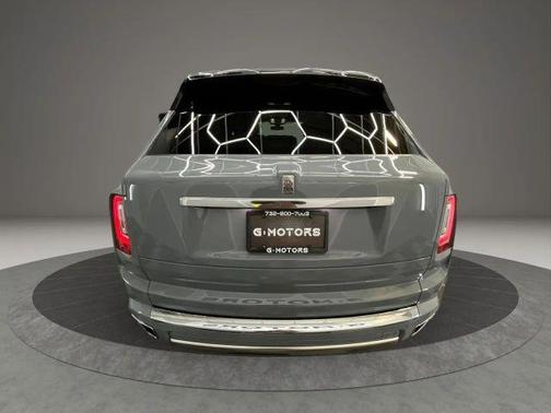 Gray 2022 Rolls-Royce Cullinan