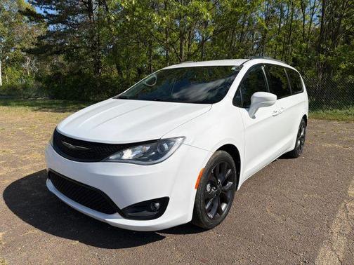 White 2018 Chrysler Pacifica Touring Plus