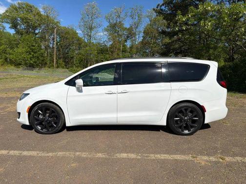 White 2018 Chrysler Pacifica Touring Plus