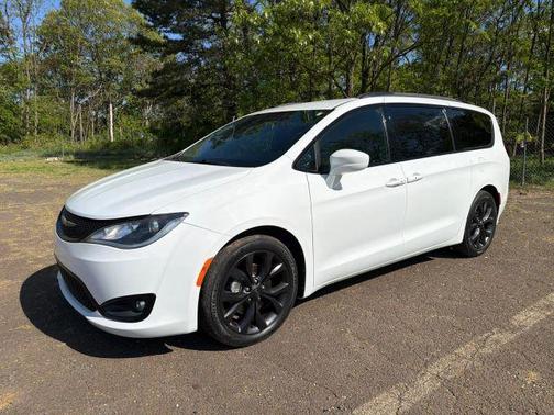 White 2018 Chrysler Pacifica Touring Plus