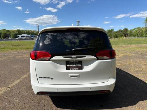 White 2018 Chrysler Pacifica Touring Plus