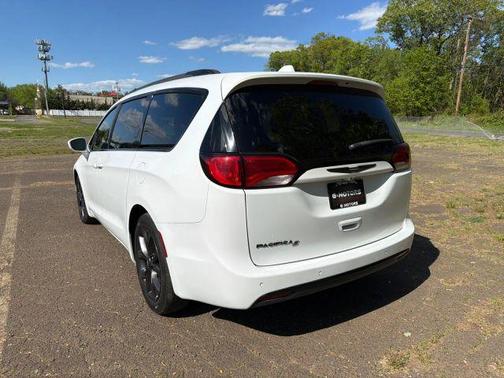 White 2018 Chrysler Pacifica Touring Plus