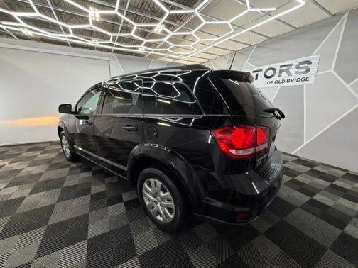 Black 2019 Dodge Journey SE