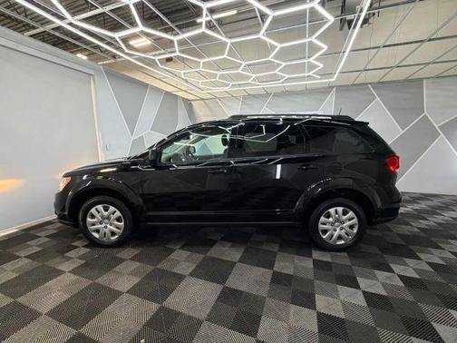 Black 2019 Dodge Journey SE