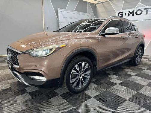 2017 INFINITI QX30 Premium