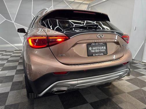 2017 INFINITI QX30 Premium