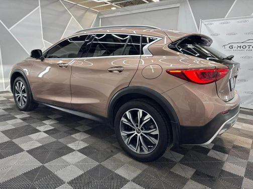 2017 INFINITI QX30 Premium