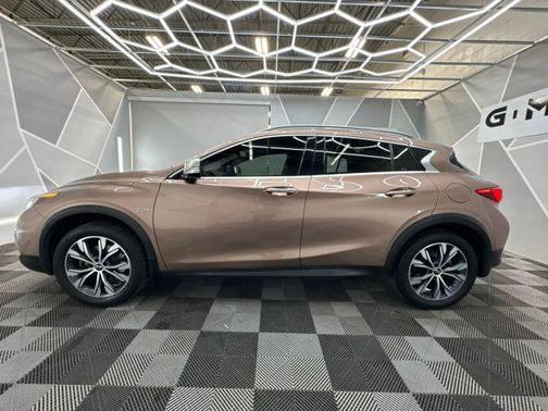 2017 INFINITI QX30 Premium