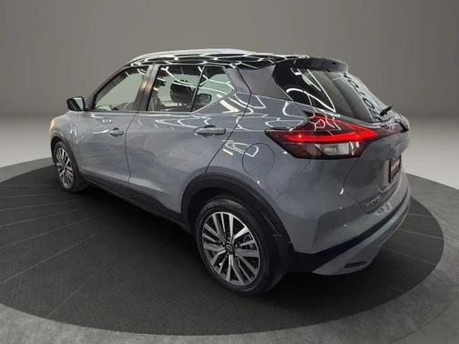 2 Tone Gray / Black Roof 2022 Nissan Kicks SV