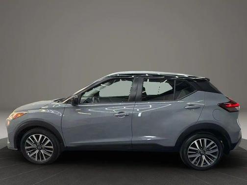 2 Tone Gray / Black Roof 2022 Nissan Kicks SV