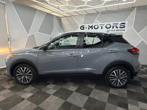 2 Tone Gray / Black Roof 2022 Nissan Kicks SV