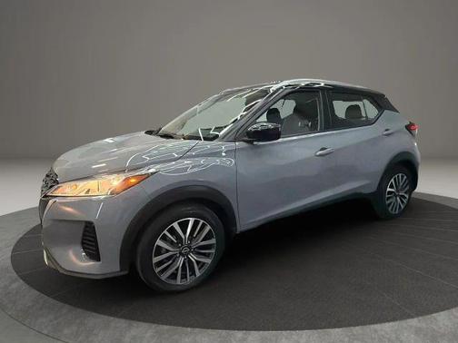 2 Tone Gray / Black Roof 2022 Nissan Kicks SV