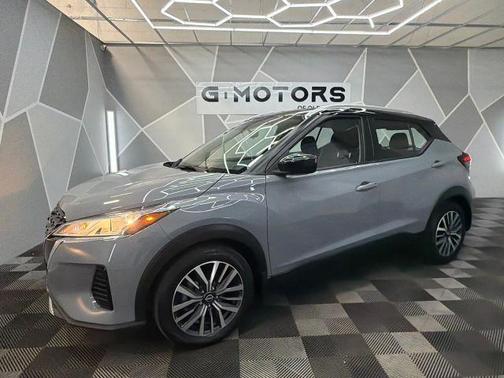 2 Tone Gray / Black Roof 2022 Nissan Kicks SV