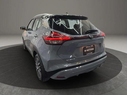 2 Tone Gray / Black Roof 2022 Nissan Kicks SV