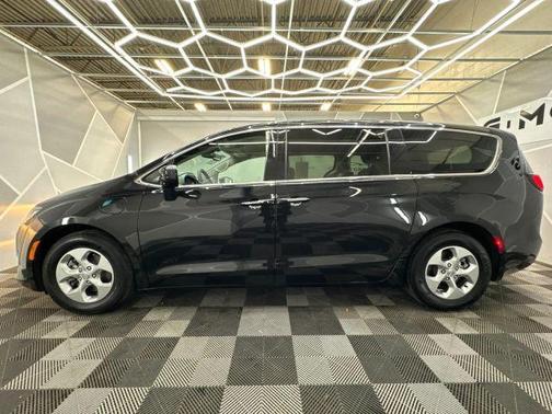 2017 Chrysler Pacifica Hybrid Touring Plus