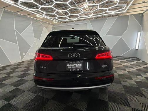 Brilliant Black 2018 Audi Q5 2.0T Premium Plus