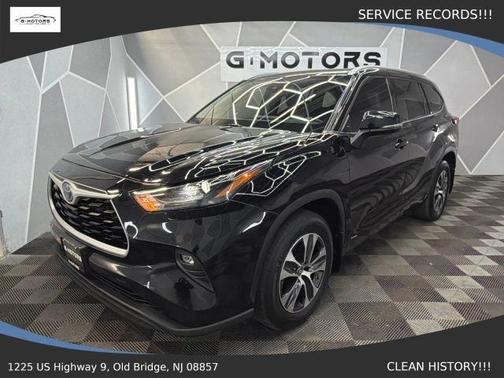 Black 2022 Toyota Highlander Hybrid XLE