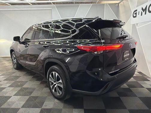 Black 2022 Toyota Highlander Hybrid XLE