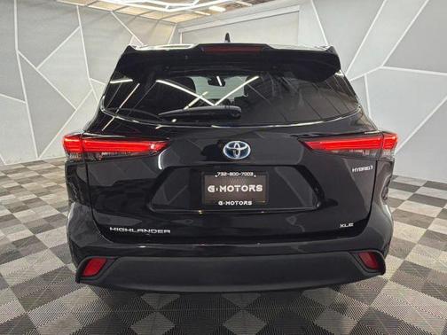 Black 2022 Toyota Highlander Hybrid XLE