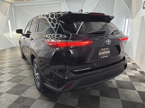 Black 2022 Toyota Highlander Hybrid XLE