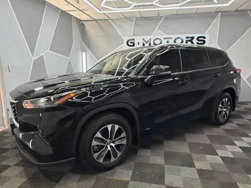 Black 2022 Toyota Highlander Hybrid XLE