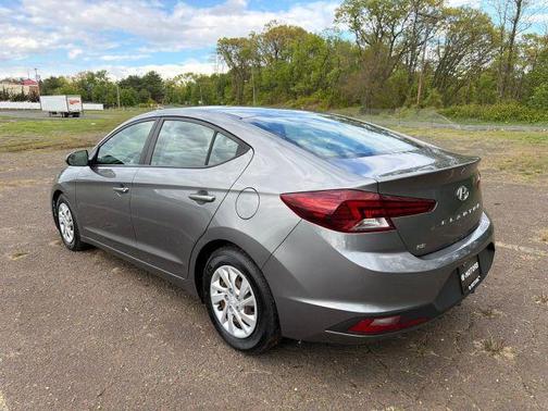 Gray 2019 Hyundai ELANTRA SE