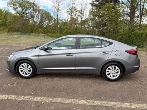 Gray 2019 Hyundai ELANTRA SE