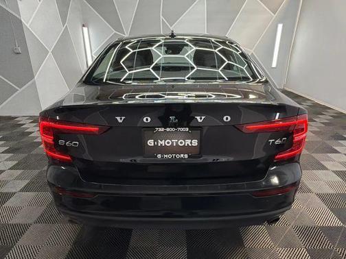 2020 Volvo S60 T6 Momentum