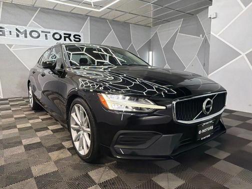 Black 2020 Volvo S60 T6 Momentum