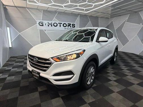 Dazzling White 2018 Hyundai TUCSON SE