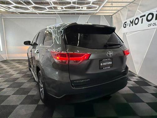 Green 2017 Toyota Highlander XLE