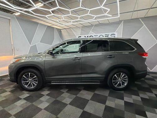 Green 2017 Toyota Highlander XLE