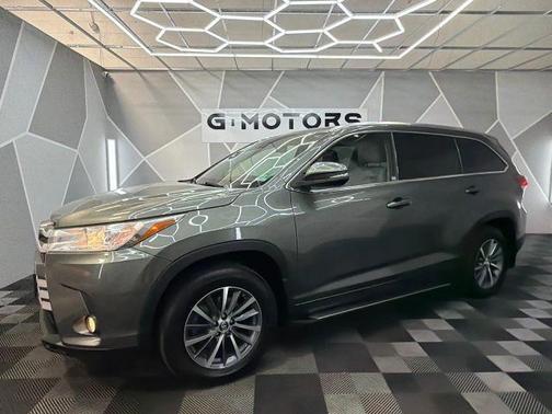 Green 2017 Toyota Highlander XLE