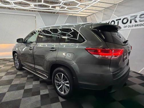 Green 2017 Toyota Highlander XLE