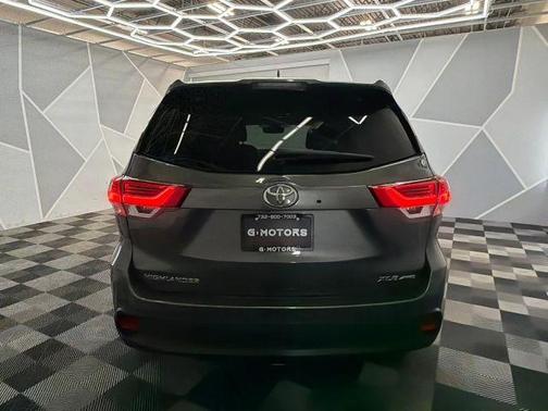 Green 2017 Toyota Highlander XLE