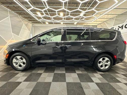 2017 Chrysler Pacifica Hybrid Touring Plus