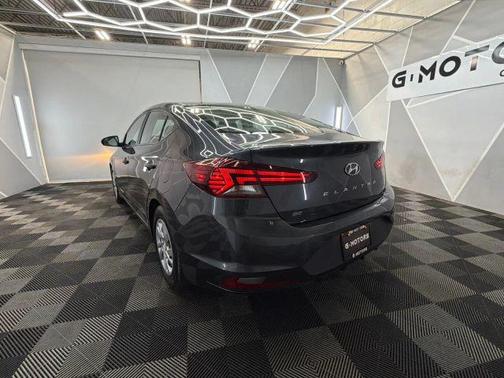 Gray 2020 Hyundai ELANTRA SE